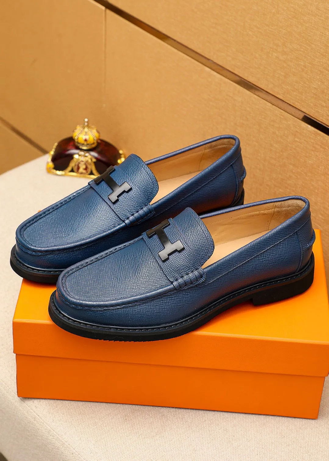 Men's shoes 💰460 💐 Product trademark: HERMES "Hermès" casual leather shoes Regular size: 39-44 (38.45🉑️customized) Product materials: Selected imported first-layer cross-grain cowhide upper + luxury hardware buckle, imported water-dyed cowhide lining. Strong three-dimensional visual effect, non-slip and wear-resistant rubber outsole Color: 4⃣️colors available
